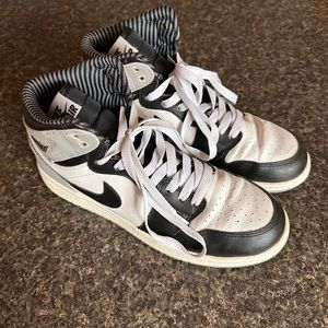 Good condition high top Nike Air Jordan. Youth 7, barely worn.